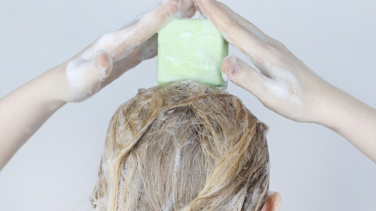 Sowohl Seifen als auch Shampoos können im feuchten Haar aufgeschäumt werden.