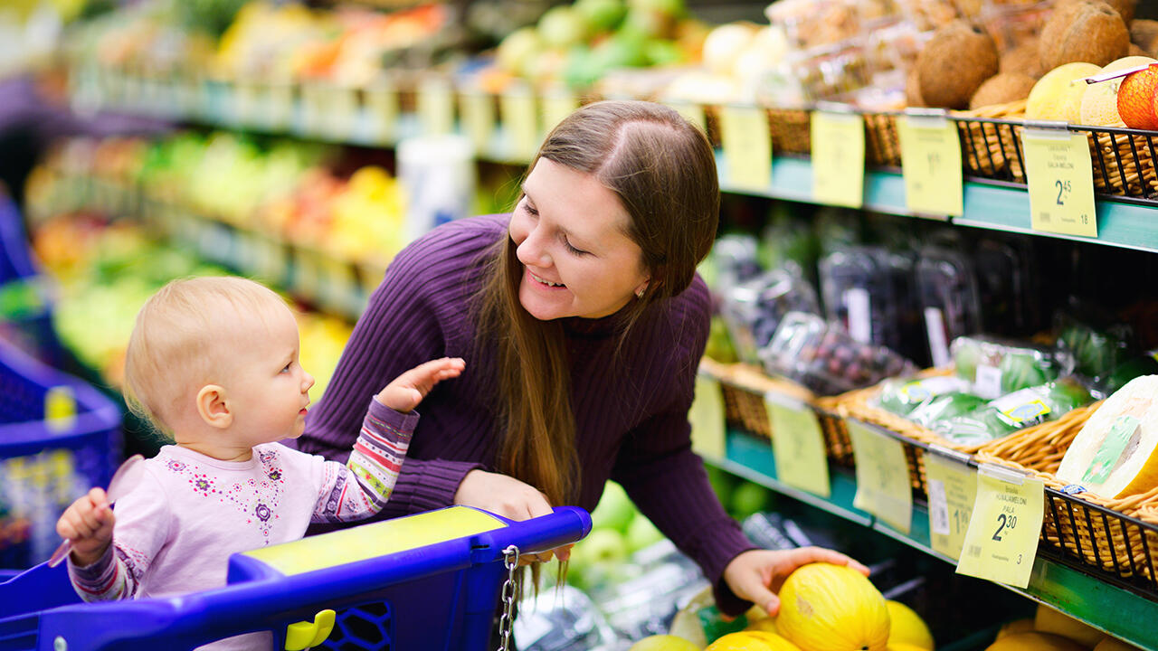 Gemeinsames Einkaufen kann die Neugier auf Lebensmittel fördern.