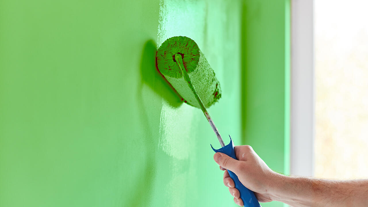 In den eigenen vier Wänden kann grüne Wandfarbe für einen optisch frischen Anstrich sorgen.